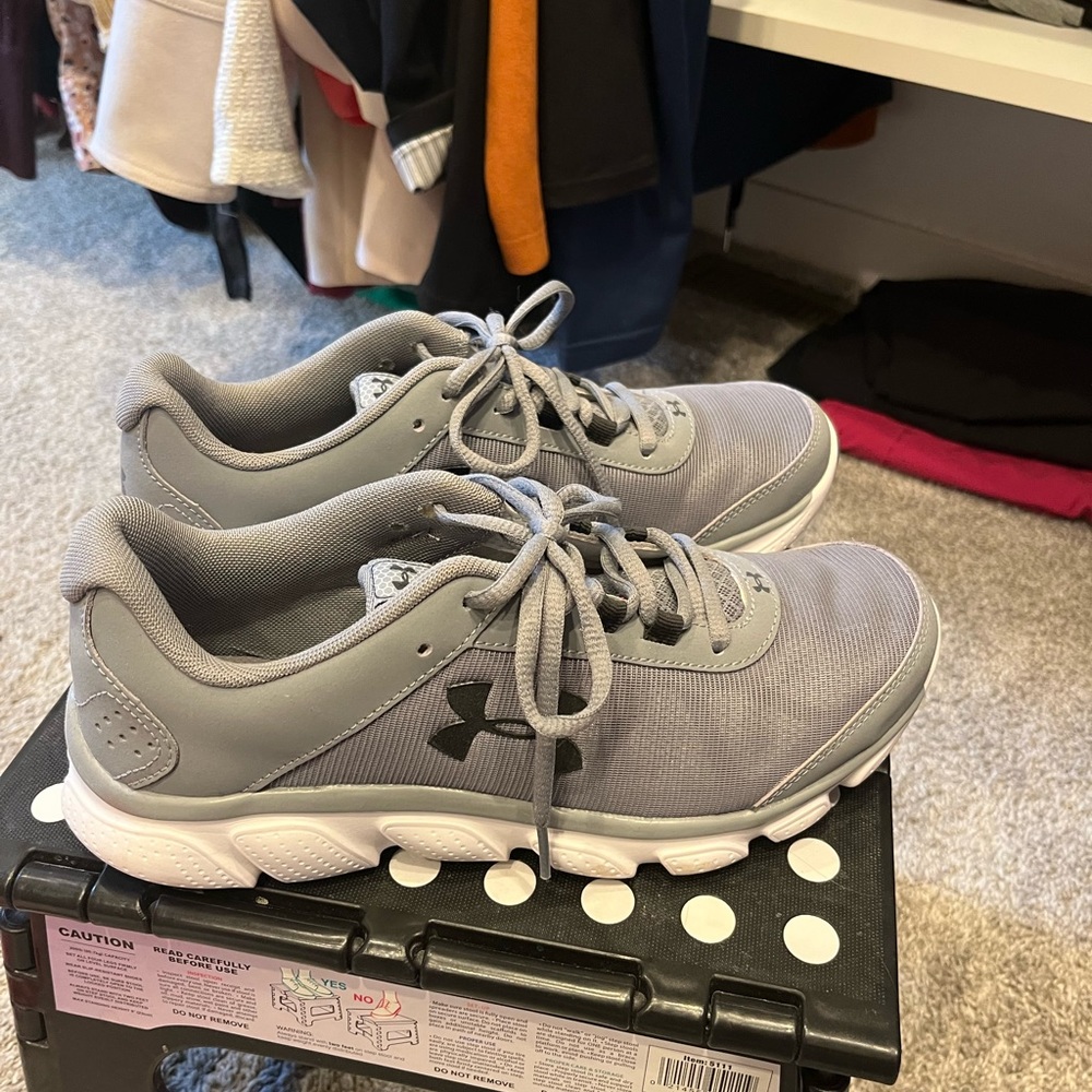 Under Armor running/walking shoes